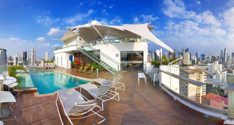 Vue panoramique d'une piscine sur le toit avec l'horizon urbain.