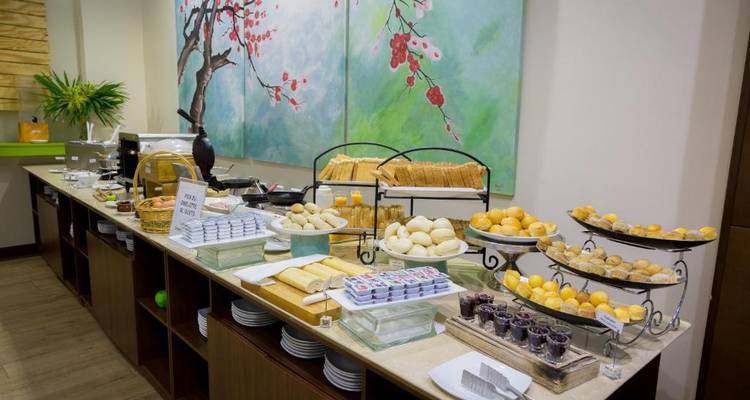 Buffet garni comprenant divers pains et tartinades.