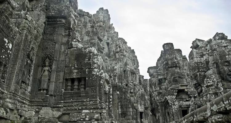 Oude tempelruïnes met gedetailleerde gravures en stenen structuren.