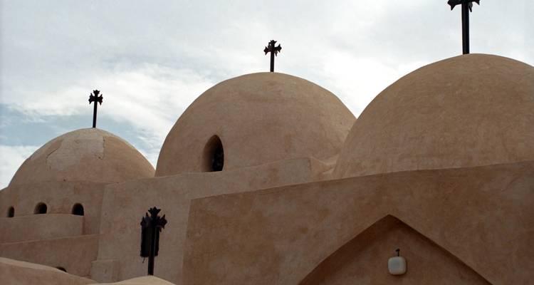 Cúpulas redondas y cruces de un sitio religioso histórico