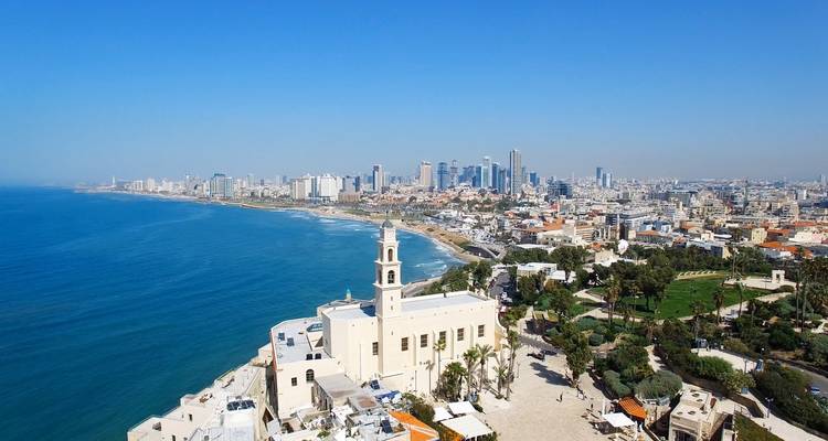 Vue aérienne d'un horizon avec une église au bord de l'eau.