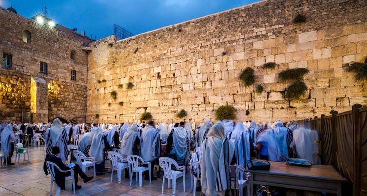 Des gens qui prient au Mur des Lamentations à Jérusalem.