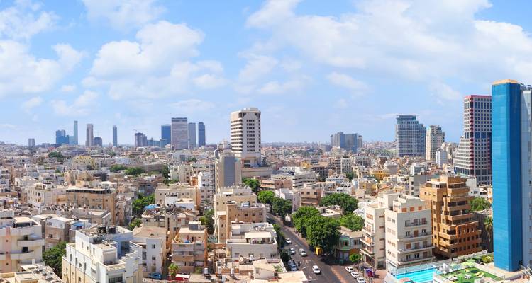 Paisaje urbano de Tel Aviv con arquitectura moderna.