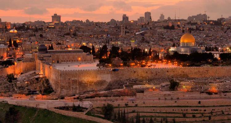 Vista de Jerusalén al atardecer con la Cúpula de la Roca.