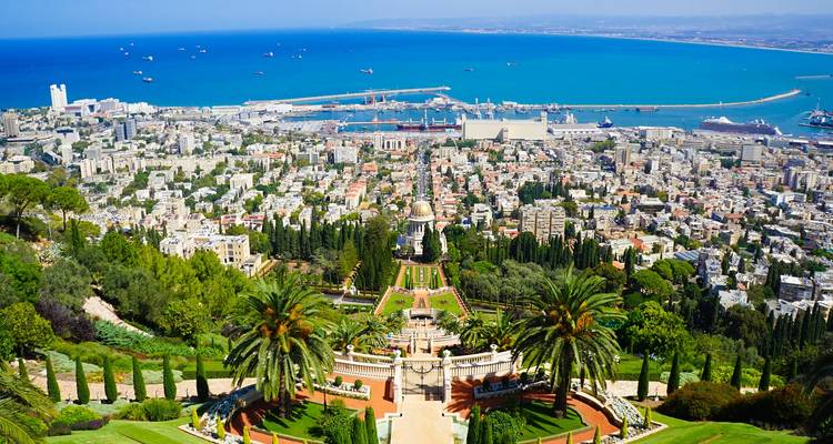 Vue des jardins bahá'ís et de la ville de Haïfa sur la côte méditerranéenne.