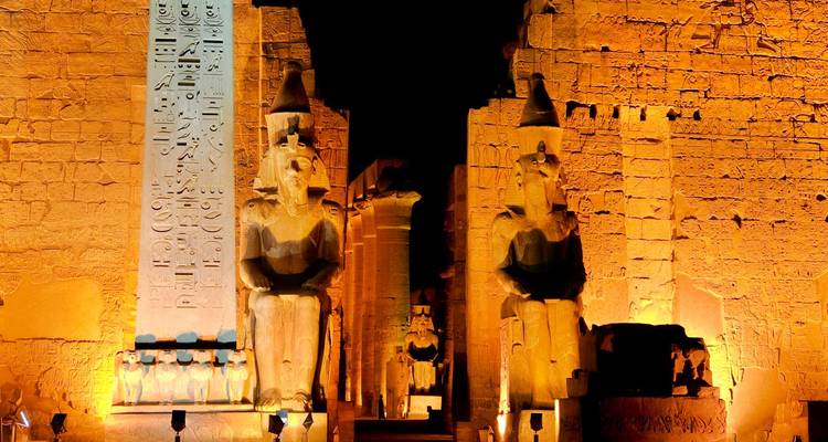 Templo de Luxor iluminado por la noche