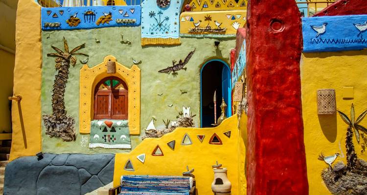 Fachada colorida de pueblo nubio con arte decorativo