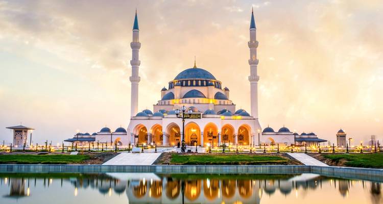 Prachtige moskee met reflectie in de schemering.