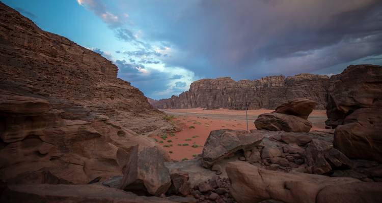 Paisaje desértico rocoso con una amplia vista del horizonte.