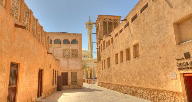Arquitectura tradicional con un minarete en un patio soleado.