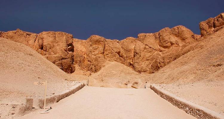 Entrada al Valle de los Reyes en un paisaje desértico rocoso.