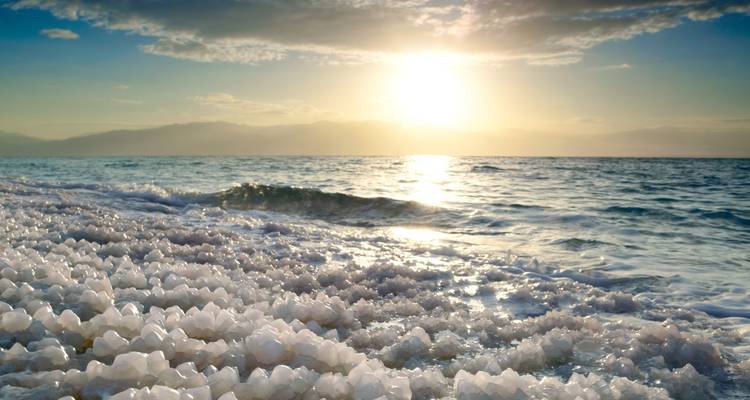 Formaciones de sal en el Mar Muerto durante el atardecer.