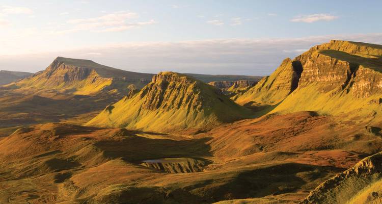 Un paysage pittoresque de collines ondulantes et de formations rocheuses distinctives.