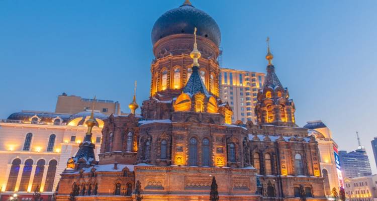 De Heilige Sofia-kathedraal in Harbin, China, in de schemering