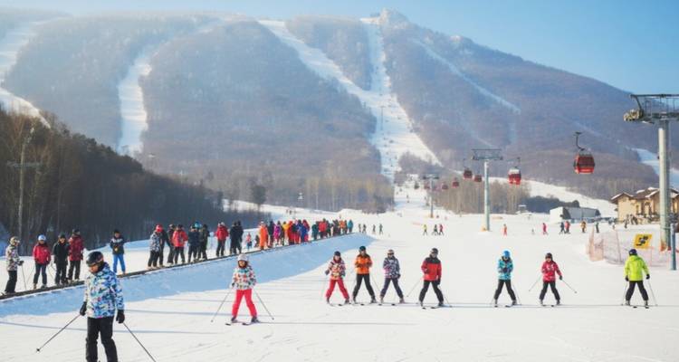 Mensen die skiën op een besneeuwde berg met zichtbare skilift