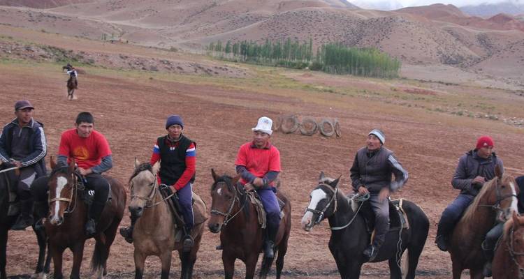 Groupe de personnes montant à cheval dans une zone rurale.