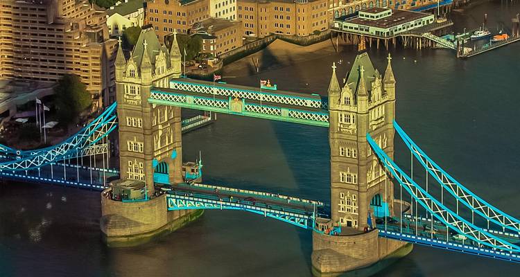 Luftaufnahme der Tower Bridge über die Themse.