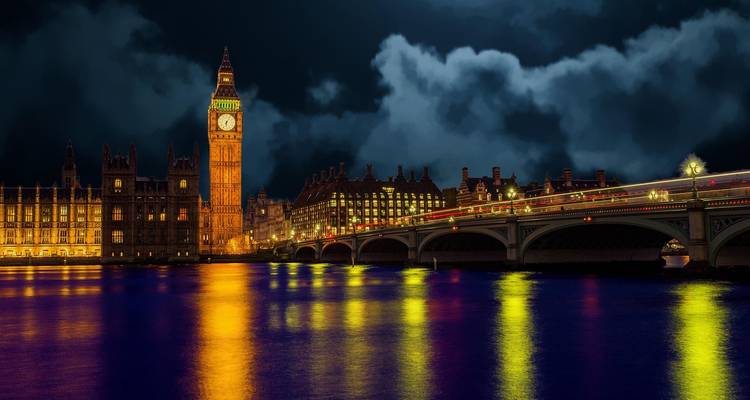Big Ben und Westminster Bridge bei Nacht beleuchtet.