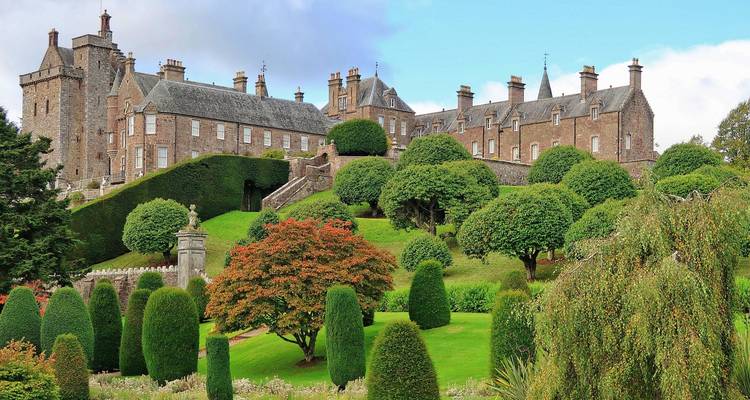 Historisches Schloss mit gepflegten Gärten.
