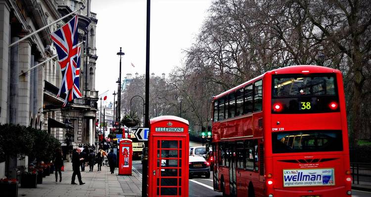 Roter Doppeldeckerbus und Telefonzelle in London.