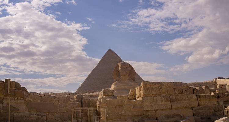 Vista de la Esfinge con la Gran Pirámide de Giza.