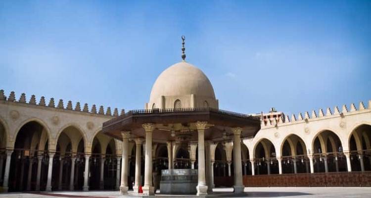 Innenhof der Amr Ibn Al-As Moschee mit zentralem Waschungsbrunnen unter einem klaren blauen Himmel.