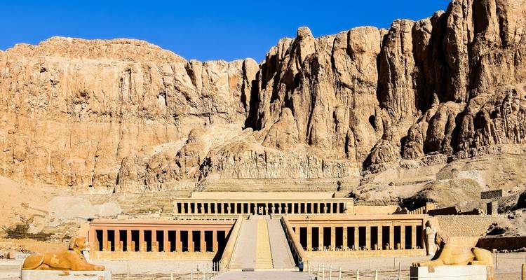Templo de Hatshepsut en las montañas con una gran escalinata.