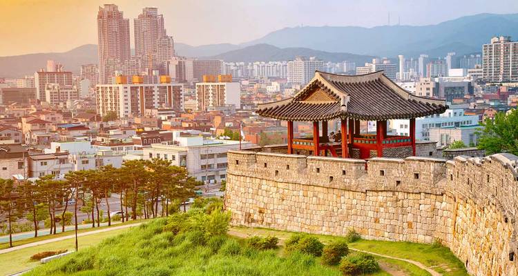 Forteresse Hwaseong de Suwon avec horizon urbain.