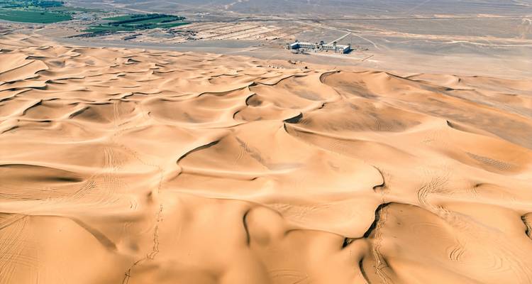 Vaste paysage désertique avec des dunes de sable ondulantes.