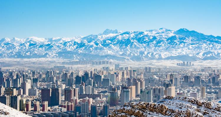 Horizon urbain avec toile de fond montagneuse en hiver.