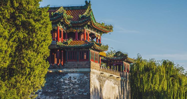 Arquitectura china tradicional con colores vibrantes y vegetación circundante.