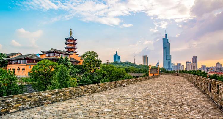 Paisaje urbano de Nanjing con muralla antigua y edificios modernos.