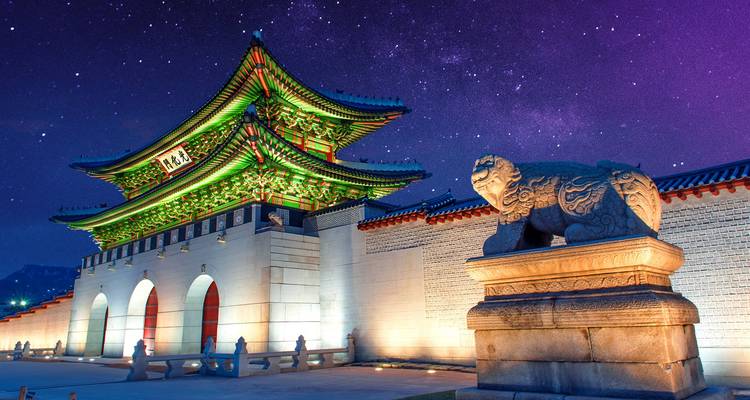 Palacio Gyeongbokgung por la noche con una estatua.