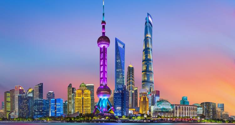 Horizon urbain vibrant et moderne de Shanghai au coucher du soleil