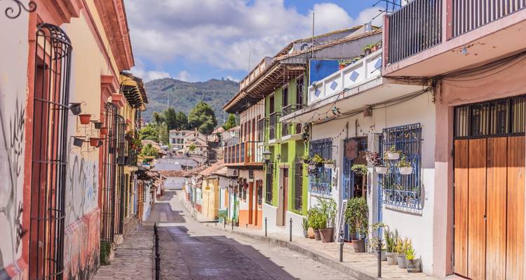Smalle koloniale steeg met kleurrijke huizen in San Cristóbal de las Casas