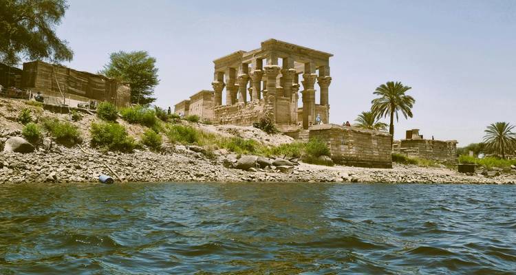 Tempelruïnes bij het water.