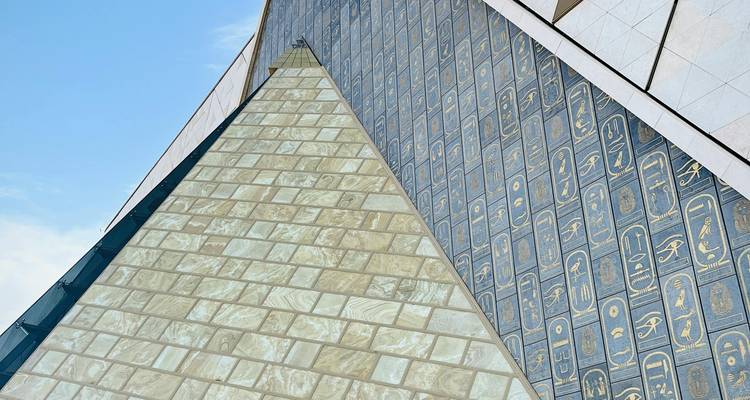 Modern gebouw met hiërogliefachtig ontwerp.