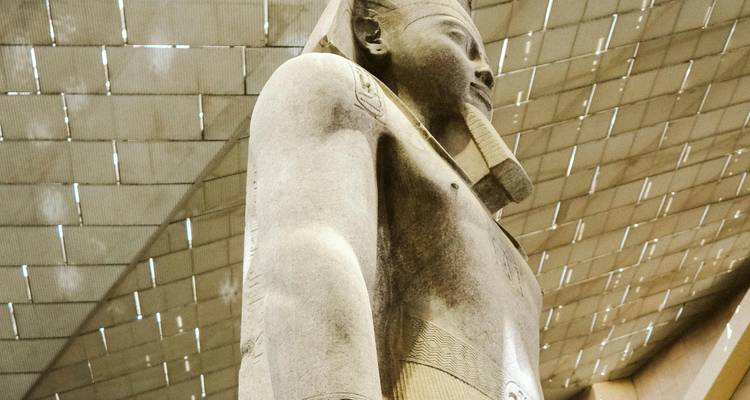 Standbeeld van een oude figuur in een gebouw.