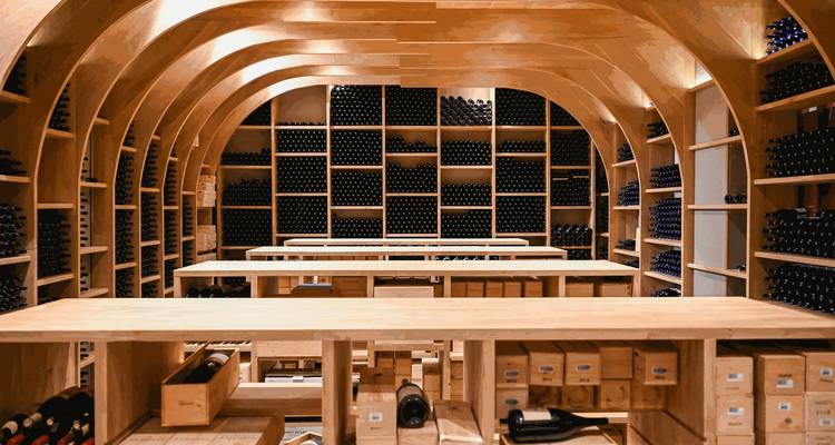 Cave à vin élégante en bois avec voûtes, bordée d'étagères de bouteilles