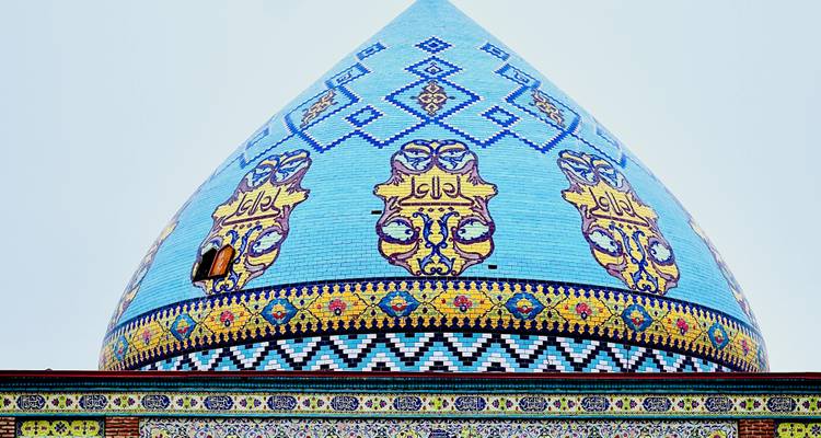 Dôme orné de tuiles bleues avec motifs décoratifs.