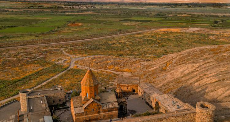 Vue aérienne d'un monastère et du paysage environnant.