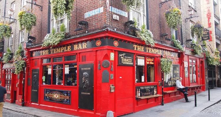 De Temple Bar, een beroemde rode pub in Dublin versierd met hangende planten.