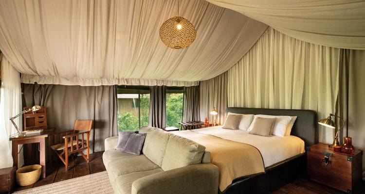 Luxueuze accommodatie met een groot bed en gezellige inrichting.