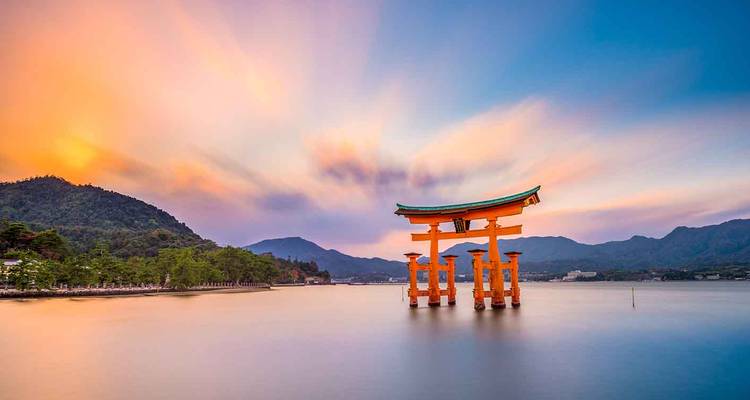 Schwimmendes Torii-Tor bei Sonnenuntergang.