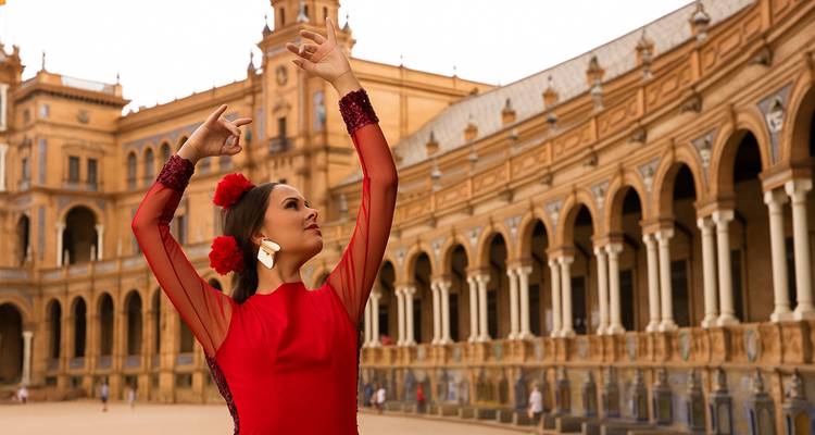 Femme dans une pose traditionnelle de flamenco devant une architecture historique.