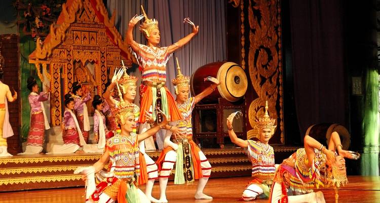 Danseurs thaïlandais traditionnels se produisant sur une scène en costumes colorés.