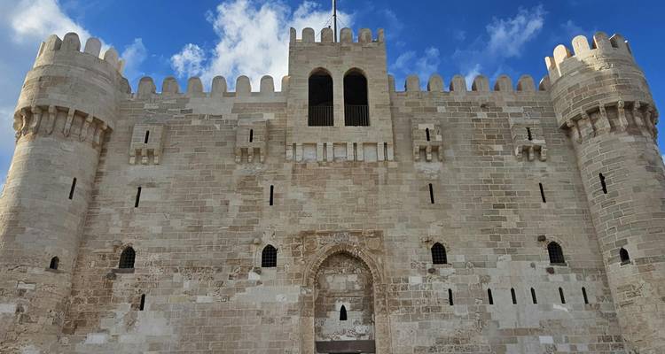 Stenen fort tegen een blauwe hemel.