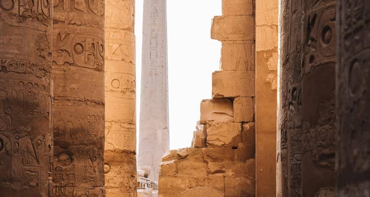 Oude Egyptische tempelzuilen met hiërogliefen.