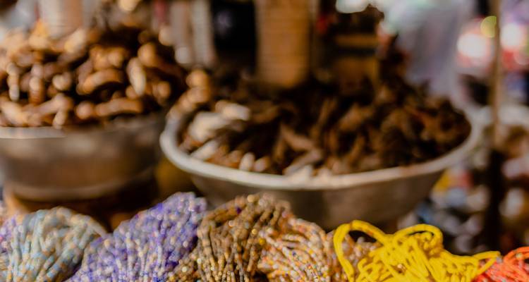 Gros plan d'un étalage de marché avec des articles colorés.