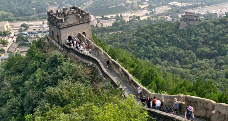 La Grande Muraille de Chine avec des touristes qui marchent le long de celle-ci.